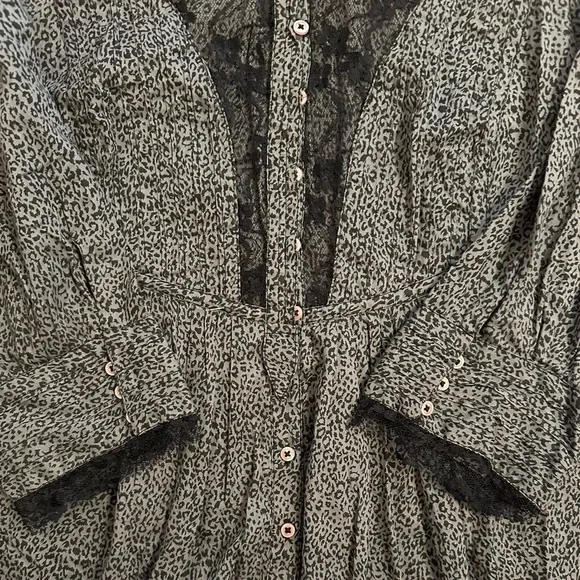 Free People 3/4 Sleeve Blouse Gray Leopard Print Lace Button Front Boho Sz 6 Med - Picture 3 of 8